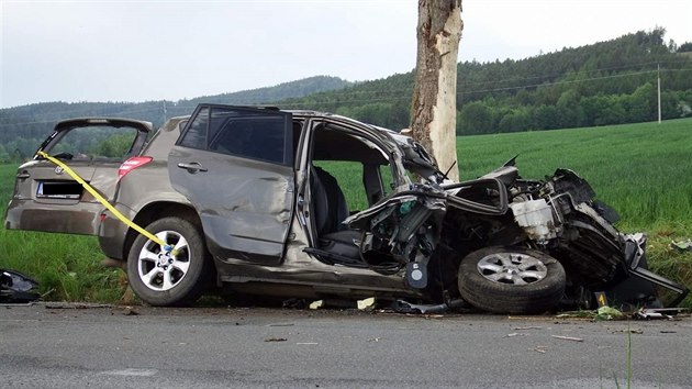 Pi tvrten dopravn nehod na Rokycansku se zranil idi toyoty. Pi pedjdn jinho vozidla narazil do stromu.