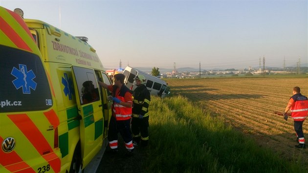 Pi dopravn nehod u Petic v nedli rno zemeli dva mui. Dal mu a ena se zranili. Srazila se zde dodvka s osobnm autem.