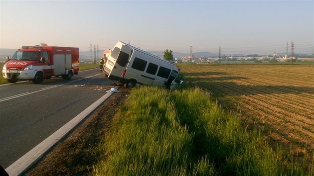 Pi dopravn nehod u Petic v nedli rno zemeli dva mui. Dal mu a ena se zranili. Srazila se zde dodvka s osobnm autem.