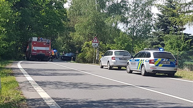 Při dopravní nehodě dvou osobních vozidel na Plzeňsku u obce Lhůty zemřela žena. Případ si převzala Generální inspekce bezpečnostních sborů. Podle dosavadních informací jedno z vozidel řídil policista. (14. 5. 2018)