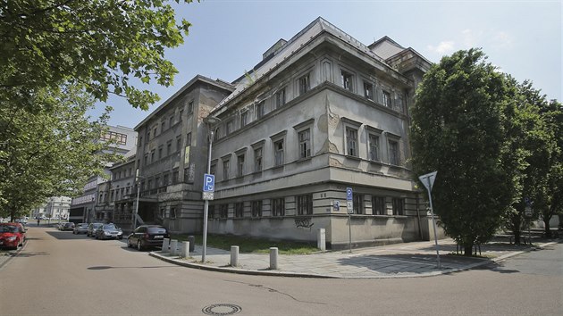 Bývalé městské lázně na Denisově nábřeží. Primátor Plzně by rád budovu získal zpět do majetku města.