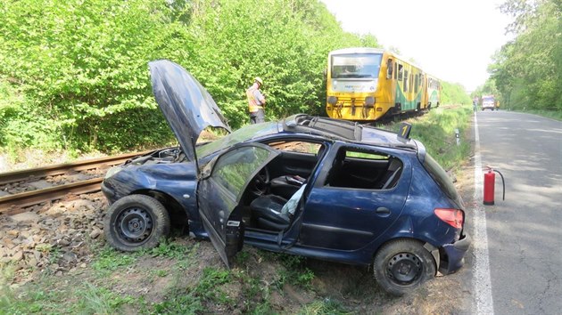 tyiadvacetilet idika peugeotu se pi vyhbn nkladnmu vozidlu petoila s autem pes stechu a sten skonila v kolejiti. Strojvedouc prv projdjcho vlaku stail vas zareagovat. Snmek upraven Polici R.