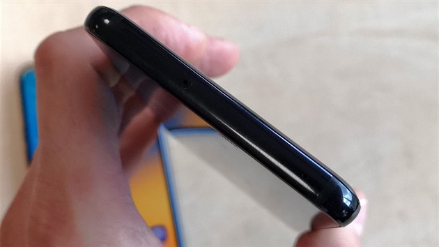 LG G7 ThinQ si v kovovém rámu ponechává proužky pro rozdělení rámu kvůli fungování antén, ale ty jsou velmi nenápadné. Celkově působí telefon velmi elegantně.