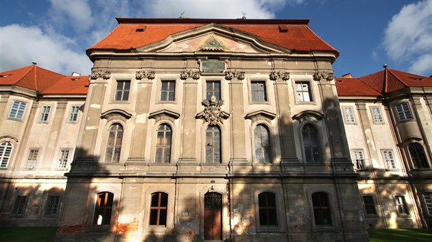 Konvent je obytná budova určená pro potřeby mnichů. Vrcholně barokní podobu této stavby navrhl architekt Jan Blažej Santini-Aichel.