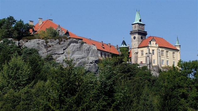 Hrubá Skála. Původní hrad Skála získal v 16. století rod Smiřických a postupně ho přestavěl na romantický zámek. 
