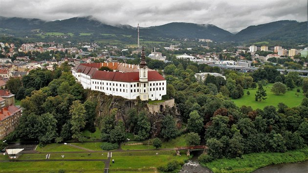 Dn. Nad soutokem Labe a Plounice stoj klasicistn dnsk zmek. Znm je pedevm pro Rovou zahradu a velkolepou konrnu. 