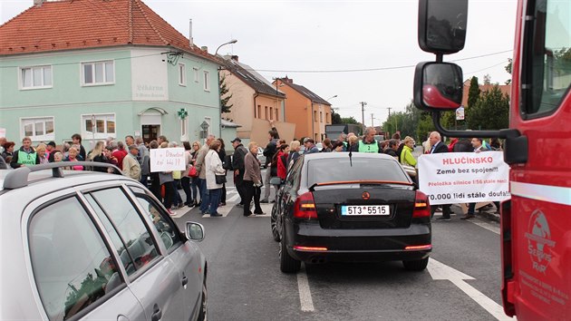 Zhruba stovka lidí ve čtvrtek zablokovala silnici I/56 v Dolním Benešově.