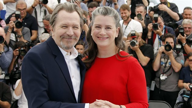 Gary Oldman a jeho man�elka Gisele Schmidtov� (Cannes, 17. kv�tna 2018)