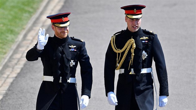�enich princ Harry a jeho sv�dek princ William p�ich�zej� ke kapli svat�ho Ji�� (Windsor, 19. kv�tna 2018).
