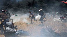 Při nepokojích na hranicích Izraele a Gazy zemřely desítky Palestinců. (14....