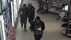 Zlodji pod kamerou kradli parfémy.