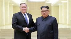Americký ministr zahraničí Mike Pompeo (vlevo) a severokorejský vůdce Kim...