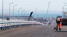 Stavba mostu z ruské pevniny na anektovaný Krym (jaro 2018)