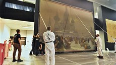 Na výstavišti v Brně začali vybalovat plátna Slovanské epopeje.
