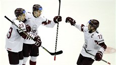 Lotyšští hokejisté slaví gól v síti Spojených států.