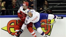 Kristian Forsberg z Norska ztrácí balanc v souboji s dánským úto�níkem Madsem...