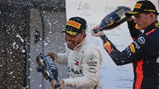 Vítz Velké ceny panlska Lewis Hamilton (vlevo) a tetí Max Verstappen slaví...