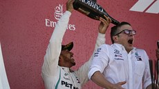 Vítz Velké ceny panlska Lewis Hamilton polévá ampaským Peter Bonnington,...