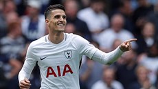 Erik Lamela (Tottenham) slaví branku do sít Leicesteru.