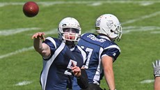 Nový quarterback týmu Ostrava Steelers Steven Wilken rozehrává v utkání proti...