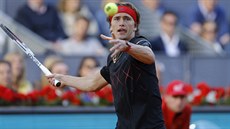 Alexander Zverev se pipravuje na úder ve finále tenisového turnaje v Madridu.