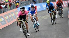Simon Yates (v rovém) míí za vítzstvím v deváté etap závodu Giro d´Italia.