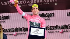 Simon Yates pózuje s plaketou pro vítze deváté etapy cyklistického závodu Giro...
