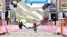 Do cíle deváté etapy závodu Giro d´Italia pijídí nejrychleji britský cyklista...
