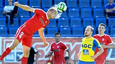 Petr Pavlík ze Zbrojovky Brno (vlevo) hlavikuje v utkání proti Teplicím.