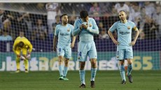 Zklamaní fotbalisté Barcelony poté, co od Levante obdreli branku.