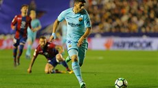 Luis Suárez z Barcelony útoí v utkání proti Levante.