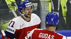 Čeští hokejisté Tomáš Hyka a Radko Gudas oslavujígól do sítě Rakouska