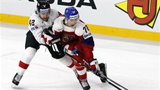 Filip Chytil uniká rakouskému obránci Laynemu Viveirosovi.