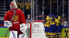 Gólová radost �védských hokejist� nepot�ila branká�e Ruska Vasilije Ko�e�kina.