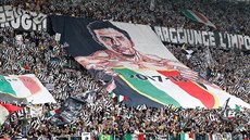 Píznivci Juventusu dkují Gianluigimu Buffonovi za létá vrné sluby.