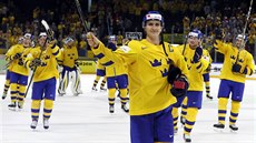 Švédský kapitán Mikael Backlund slaví se spoluhráči postup do finále MS.