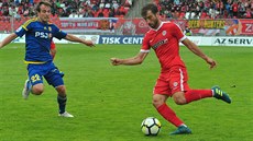 Jihlavský Jakub Fulnek (vlevo) se sna�í vykrýt centr protihrá�e z Brna.