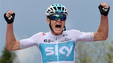 Brit Chris Froome slaví vítzství ve ve trnácté etap Gira d´Italia.