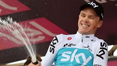 Chris Froome slaví vítzství ve trnácté etap cyklistického závodu Gira...