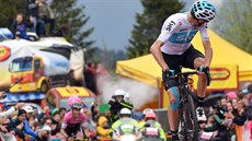 Chris Froome se ohlíí, zda má v cílové rovince trnácté etapy Gira d´Italia...