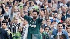 Gianluigi Buffon se louí s vrnými fanouky.