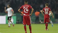 Fotbalisté Bayernu (v červeném) těžce nesou inkasovanou branku ve finále...