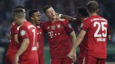 Fotbalisté Bayernu slaví gól ve finále Německého poháru proti Frankfurtu.