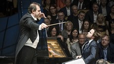 Pianista Daniil Trifonov a dirigent Daniele Gatti na koncert Praského jara