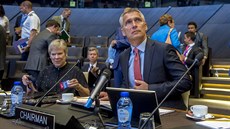 éf  NATO Jens Stoltenberg bhem prvního zasedání Severoatlantické rady v novém...