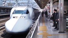 Vysokorychlostní vlak inkanzen JR-700 Nozomi na nádraí v japonském izuoce...