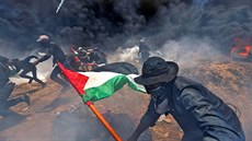 NEPOKOJE NA HRANICI. Palestintí demonstranti v Pásmu Gazy spchají do úkrytu...