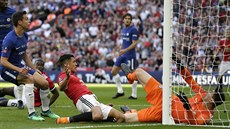 Alexis Sánchez z Manchesteru United v pádu dostal mí za brankáe Chelsea...