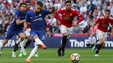 Eden Hazard z Chelsea promuje pokutový kop proti Manchesteru United ve finále...