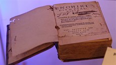 Jedna z miniaturních biblí v jablunkovském muzeu